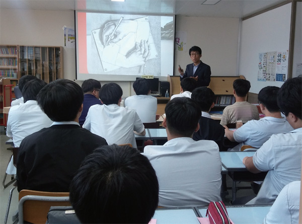 '사글사글 상담실'에서 글쓰기 강좌를 진행하는 류대성 작가