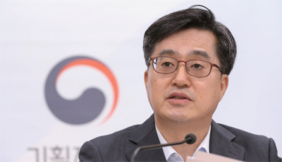 지난 8월 24일 정부세종청사 기획재정부에서 김동연 경제부총리가 2019년 예산안 및 국가재정운용계획 브리핑을 하고 있다.