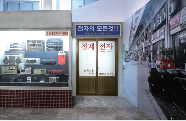 ‘메이드 인 청계천:대중문화 ‘빽판’의 시대’의 내부 모습, 당시 청계천에 있던 전자 상가의 모습을 재현했다. ‘메이드 인 청계천:대중문화 ‘빽판’의 시대’의 내부 모습, 당시 청계천에 있던 전자 상가의 모습을 재현했다.