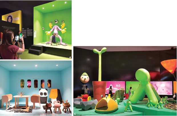 한 어린이가 전시장 내에서 기념촬영을 하고 있다.