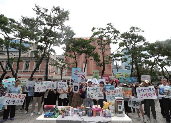 7월 3일 서울시내 한 대형마트 앞에서 자원순환사회연대 구성원들이 ‘7월3일 1회용 비닐봉투 안쓰는 날, 플라스틱 어택 캠페인’을 하고 있다.