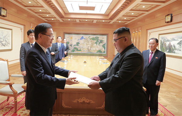정의용 청와대 국가안보실장이 9월 5일 북한 김정은 국무위원장을 만나 문재인 대통령의 친서를 전달하고 있다.