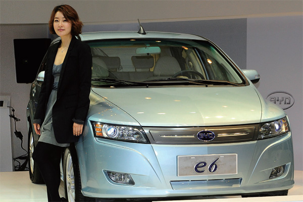 2011 서울모터쇼에 참석한 박진희가 전기자동차 앞에서 기념촬영을 하고 있다.