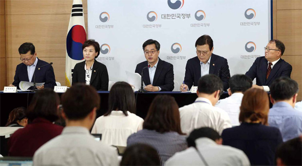 김동연 부총리, 김현미 국토교통부 장관,최종구 금융위원장,한승희 국세청장 등이 9월 13일 정부서울청사에서 주택시장 안정대책을 발표하고 있다 김동연 부총리, 김현미 국토교통부 장관,최종구 금융위원장,한승희 국세청장 등이 9월 13일 정부서울청사에서 주택시장 안정대책을 발표하고 있다