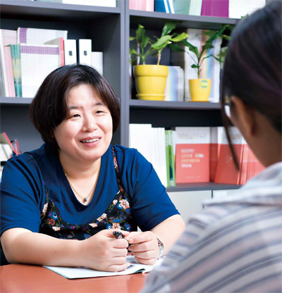 상담 중인 배복주 대표 상담 중인 배복주 대표