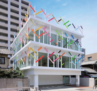 일본 후쿠오카의 한 유치원은 주변 건물들과 대조적으로 화려한 컬러를 자랑한다