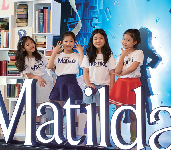 LG아트센터의 마틸다 포토존에서 포즈를 취하는 네 명의 마틸다. (왼쪽부터) 설가은, 황예영, 안소명, 이지나 LG아트센터의 마틸다 포토존에서 포즈를 취하는 네 명의 마틸다. (왼쪽부터) 설가은, 황예영, 안소명, 이지나