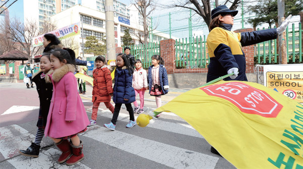 서울 한 초등학교 통학로 하교길의 어린이들
