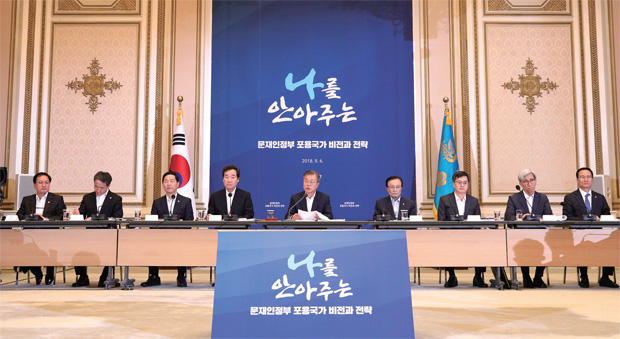 문재인 대통령이 9월 6일 청와대 영빈관에서 열린 포용국가전략회의에 참석해 모두발언을 하고 있다. 문재인 대통령이 9월 6일 청와대 영빈관에서 열린 포용국가전략회의에 참석해 모두발언을 하고 있다.