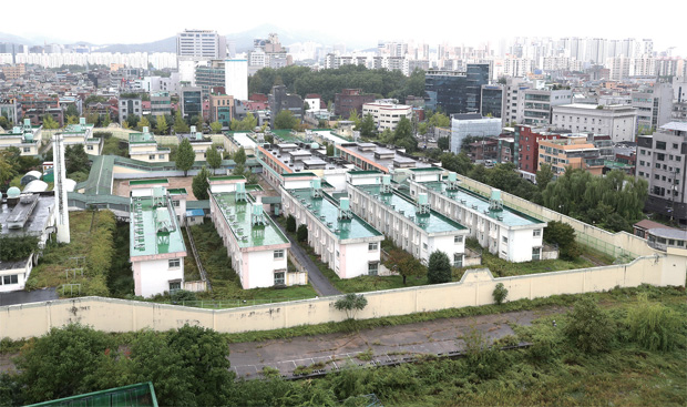 9월 21일 정부가 발표한 수도권 주택 공급 확대 방안의 공공택지 개발 대상지에 포함된 옛 성동구치소 부지. 서울 송파구 가락동 162번지 일대(5만 8000㎡)로 주택 1030호가 공급된다.