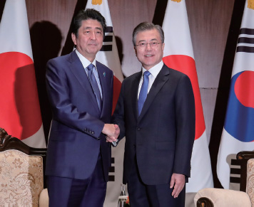 문재인 대통령과 아베 신조 일본 총리가 9월 25일(현지 시간) 정상회담 전 기념촬영을 하고 있다 문재인 대통령과 아베 신조 일본 총리가 9월 25일(현지 시간) 정상회담 전 기념촬영을 하고 있다