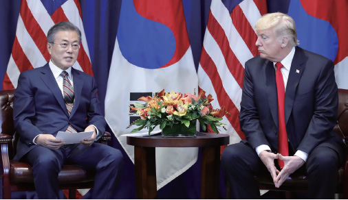 문재인 대통령과 트럼프 대통령이 9월 24일(현지 시간) 롯데 뉴욕 팰리스 호텔에서 열린 한미정상회담에서 담화를 나누고 있다. 문재인 대통령과 트럼프 대통령이 9월 24일(현지 시간) 롯데 뉴욕 팰리스 호텔에서 열린 한미정상회담에서 담화를 나누고 있다.