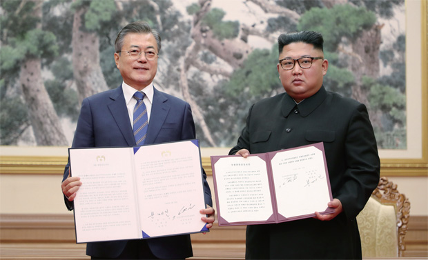 문재인 대통령과 김정은 국무위원장이 9월 19일 ‘9월 평양공동선언’에 서명한 뒤 기념촬영을 하고 있다.