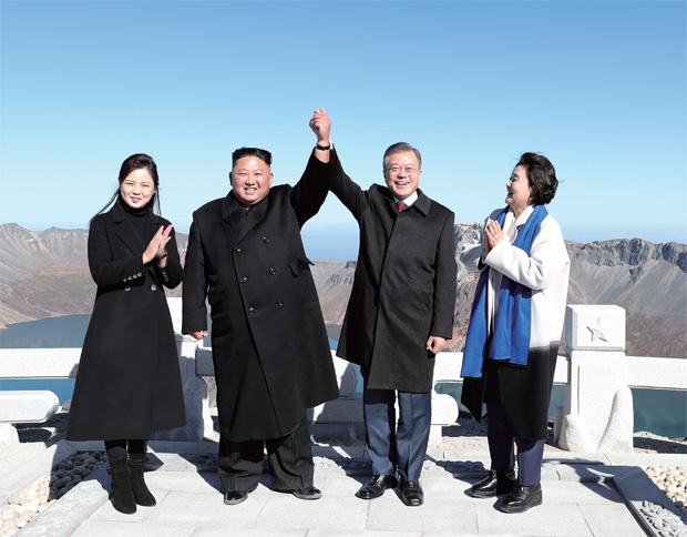 문재인 대통령 내외와 김정은 국무위원장 내외가 9월20일 백두산에 올라 손을 맞잡았다. 문재인 대통령 내외와 김정은 국무위원장 내외가 9월20일 백두산에 올라 손을 맞잡았다.