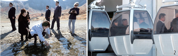 김정숙 여사가 백두산 천지를 산책하던 중 천지 물을 담고 있다. 그 모습을 본 리설주 여사가 김 여사의 옷자락이 물에 닿지 않게 잡아주고 있다. 김정숙 여사가 백두산 천지를 산책하던 중 천지 물을 담고 있다. 그 모습을 본 리설주 여사가 김 여사의 옷자락이 물에 닿지 않게 잡아주고 있다.