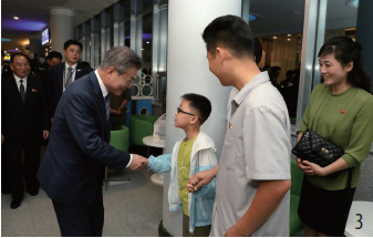 문 대통령이 평양 대동강수산물식당을 찾아 평양 시민들과 인사를 나누고 있다. 문 대통령이 평양 대동강수산물식당을 찾아 평양 시민들과 인사를 나누고 있다.