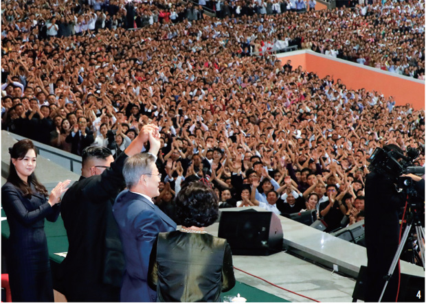 문 대통령이 평양 5·1경기장에서 15만 명의 평양 시민들 앞에서 연설한 뒤 인사를 하고 있다.