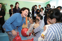 김정숙 여사가 평양 옥류아동병원을 방문해 어린이 환자들을 격려하고 있다.