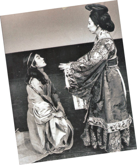 1977년 <햄릿>을 번안한 ‘하멸태자’에서 하멸태자 역을 맡아 열연하는 전무송 1977년 <햄릿>을 번안한 ‘하멸태자’에서 하멸태자 역을 맡아 열연하는 전무송