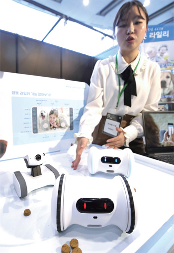 지난 10월 2일 서울 삼성동 코엑스에서 열린 ‘스타트업 오픈 이노베이션’ 행사에서 한 스타트업 기업 관계자가 애완동물용 로봇인 ‘앱봇’에 대해 설명하고 있다.