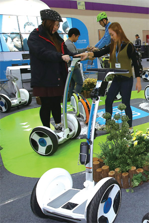 ‘2015 대한민국발명특허대전’이 열린 서울 강남구 코엑스 로보웨이 부스에서 관람객들이 1인용 전동 이동수단인 나인봇을 체험하고 있다.