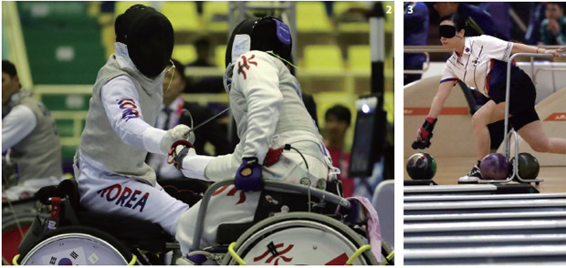 10월 7일 오전 자카르타 폽키 스포츠 빌딩에서 열린 휠체어 펜싱 플러레 남자 개인전에서 동메달을 획득한 심재훈이 공격을 하고 있다.