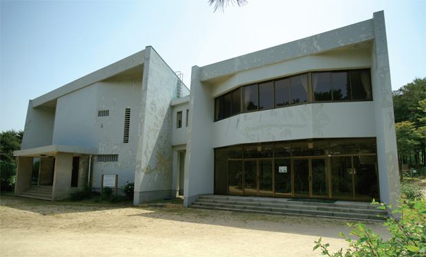 일반에 공개되는 의릉 내 옛 중앙정보부 강당과 회의실 건물