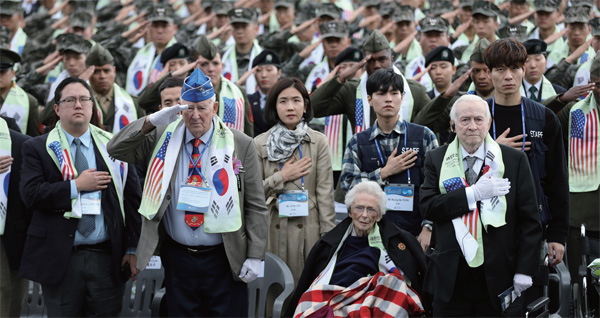 10월 10일 서울 용산 전쟁기념관 평화의 광장에서 열린 제3회 장진호 전투 영웅 추모행사에서 장진호 전투 참전용사들이 국기에 대한 경례를 하고 있다.