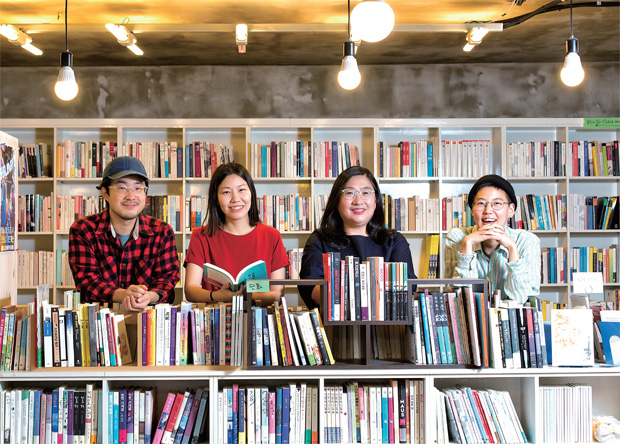 땡땡책협동조합의 친구책방 ‘레드북스’에 모인 조합원들. 땡땡책협동조합의 친구책방 ‘레드북스’에 모인 조합원들.