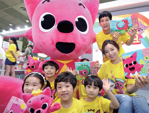 영유아 엔터테인먼트 기업 스마트스터디의 ‘핑크퐁’ 인형과 어린이들