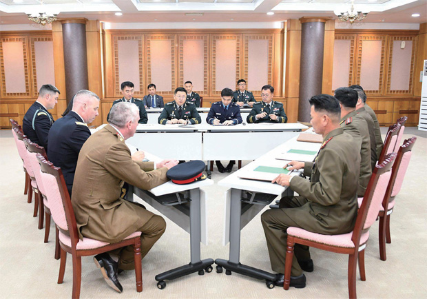 판문점 공동경비구역 비무장화 이행을 위한 남·북·유엔군 3자 협의체 1차 회의가 10월16일 판문점 남측지역 자유의집에서 열렸다.