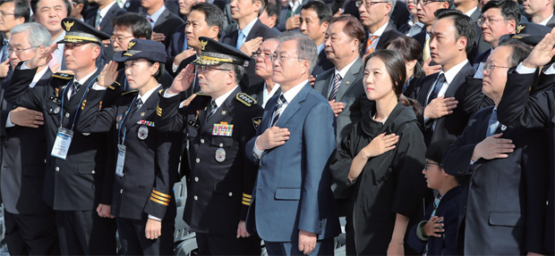 문재인 대통령이 10월 25일 백범 김구기념관에서 열린 제73주년 경찰의 날 기념식에 참석해 국기에 경례하고 있다.