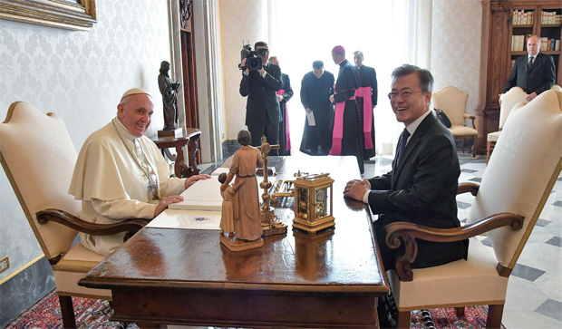 문재인 대통령이 10월 18일 바티칸에서 프란치스코 교황과 환담을 나누고 있다.