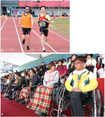 장애인체육대회에서는 가이드러너와 팔목을 연결한 채 달리는 선수들을 볼 수 있다.