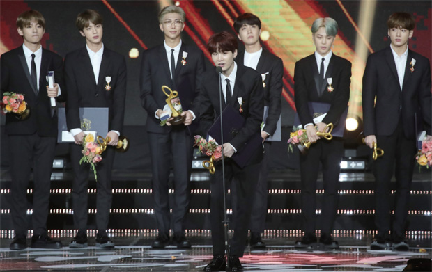 방탄소년단 멤버 슈가가 10월 24일 화관문화훈장을 수상한 뒤 소감을 말하고 있다. 방탄소년단 멤버 슈가가 10월 24일 화관문화훈장을 수상한 뒤 소감을 말하고 있다.