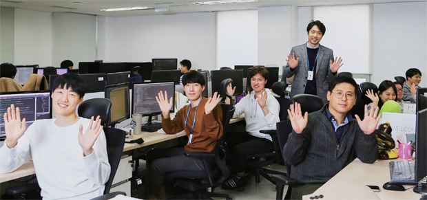 서울 서초구 이스트소프트 사옥에서 직원들과 함께한 조성민 본부장(서있는 사람)