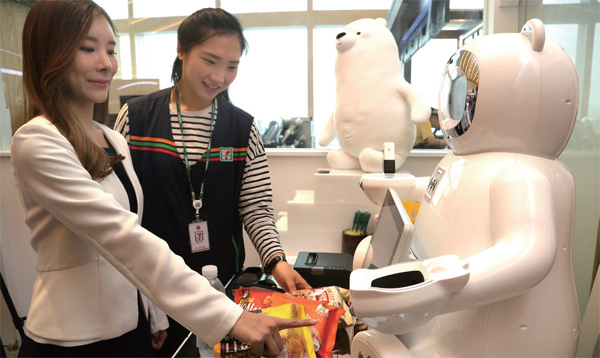 8월 28일 서울 롯데월드타워 세븐일레븐 시그니처점에서 모델이 ‘세계최초 핸드페이 탑재 인공지능 결제 로봇 브니(VENY)’를 이용해 결제 시연을 하고 있다.