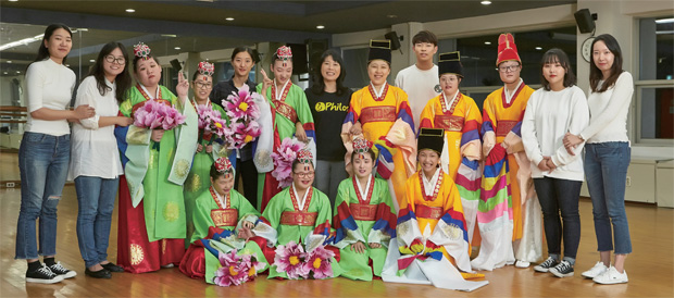 11년 동안 연습을 이어온 필로스 장애인 무용단원들. 인고의 시간과 수많은 반복으로 완성된 춤사위는 아름다움을 넘어 벅찬 감동을 선사한다.
