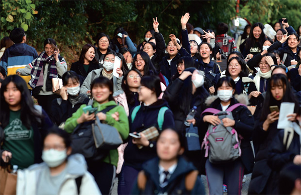 11월 15일 광주 동아여자고등학교에서 수능을 마친 수험생들이 교정을 나서고 있다.