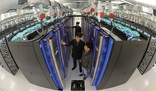 한국과학기술정보연구원 관계자들이 슈퍼컴퓨터 5호기를 둘러보며 이야기를 하고 있다.