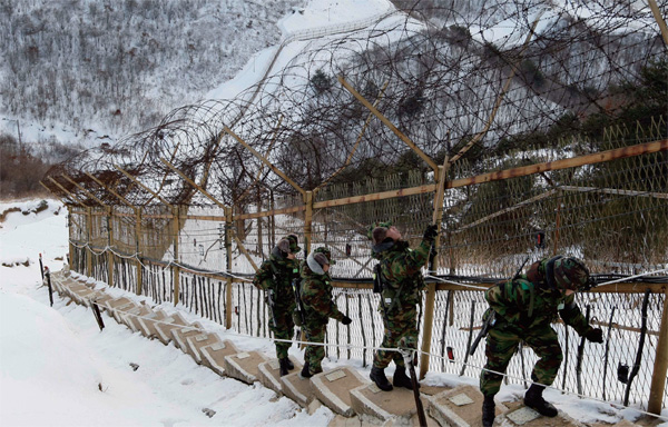 전방, 격오지 부대 등 극한 지역에서 복무하는 군 장병에게 패딩점퍼가 지급된다.