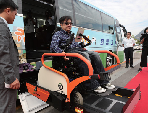 그동안 일부 시내버스, 철도에 한정됐던 휠체어 탑승이 내년부터 고속·시외버스에서도 가능해지며 휠체어 장애인의 장거리 이동권을 보장받을 수 있게 됐다