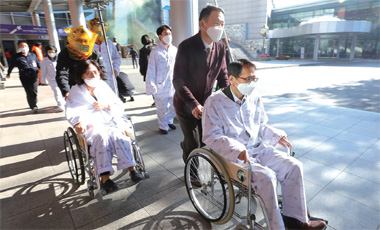 11월 2일 서울 서대문구 연세대세브란스병원에서 직원들이 재난대비 긴급구조 종합훈련 프로그램 중 하나인 환자 이송 훈련을 하고 있다.