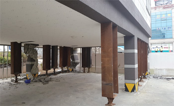 2017년 11월 15일 발생한 규모 5.4 지진으로 경북 포항시 한 필로티 건물 기둥이 파손되자 시공사 측이 보강 공사를 실시했다.