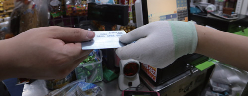 서울 시내 한 재래시장 마트에서 고객들이 신용카드로 물건을 사고 있다. 정부는 최저임금 인상으로 인한 소상공인과 영세 중소기업의 부담을 덜어주기 위해 카드 수수료 개편방안을 마련했다
