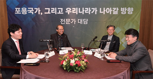 11월 28일 서울 중구 한국프레스센터에서 열린 ‘포용국가, 그리고 우리나라가 나아갈 방향’ 대담에서 최배근(오른쪽부터) 건국대 경제학과 교수, 장준호 경인교대 윤리교육과교수, 김재훈 대구대 경제학과 교수 등이 토론을 하고 있다.