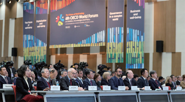 11월 27일 인천 송도 컨벤시아에서 열린 ‘제6차 OECD 세계포럼 개막식’에 참석한 내빈들