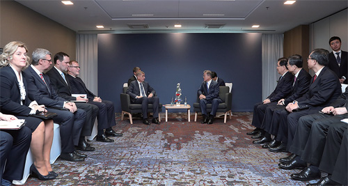 문재인 대통령이 11월 28일(현지 시간) 안드레이 바비시 체코 총리와 회담을 갖고 있다.