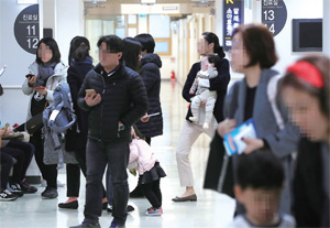 서울 한 종합병원에 겨울철 추위로 병원을 찾은 환자들이 순서를 기다리는 모습