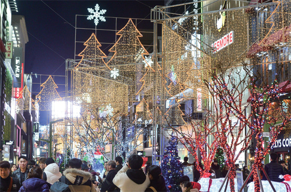 ‘부산크리스마스트리문화축제’가 열리는 부산 중구남포동 일대에 연말 분위기가 가득하다.